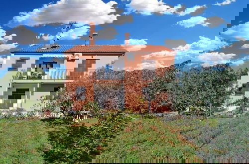 Foto 1 - Bright Apartment With Garden and Balcony