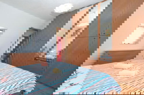 Foto 9 - Bright Apartment With Garden and Balcony