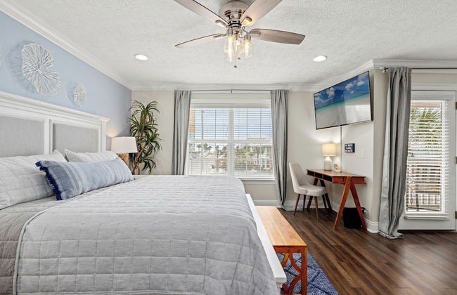 Escape to Sand Dollar Holler: Coastal Retreat, 3 Beds, 2.5 Baths, Sleeps 10! - Photo 4