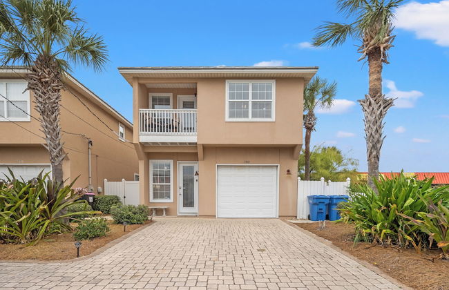 Escape to Sand Dollar Holler: Coastal Retreat, 3 Beds, 2.5 Baths, Sleeps 10! - Photo 1