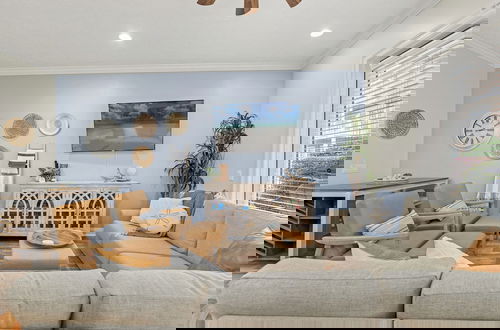 Foto 19 - Escape to Sand Dollar Holler: Coastal Retreat, 3 Beds, 2.5 Baths, Sleeps 10!
