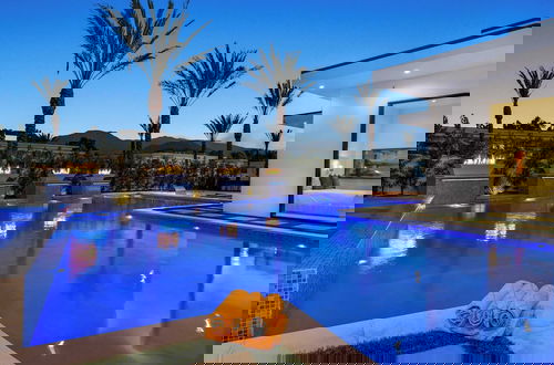 Photo 10 - Stunning Villa in Indio Pool, Firepit, Putting Green, Pickleball Sleeps 18