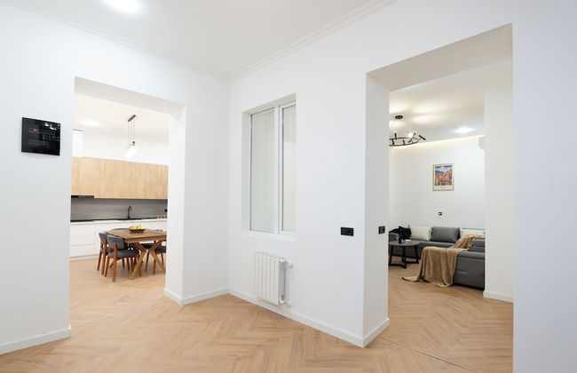 Chic & Modern 4BR Home in Old Tbilisi - Foto 1