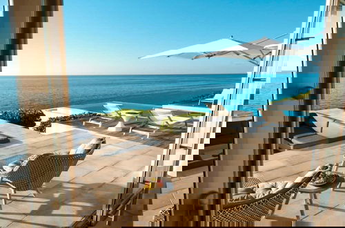 Foto 17 - Luxurious Oceanfront Villa Infinity Pool Views