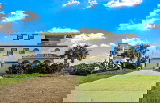 Foto 2 - Beach House Mansion- Private Beach Walk Over