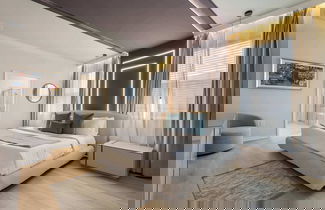 Foto 3 - Escape to Luxury: Magical 10-bedroom Villa Near Disney World!
