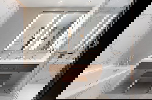 Foto 16 - Maison Privee - Luxury Apt w/ Spectacular Burj Khalifa Views