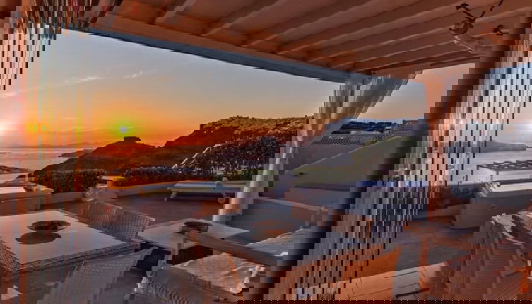 Foto 1 - Sunset View Villa Santorini With Outdoor Jacuzzi