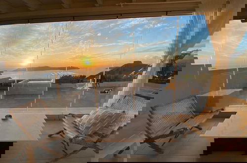 Foto 13 - Sunset View Villa Santorini With Outdoor Jacuzzi