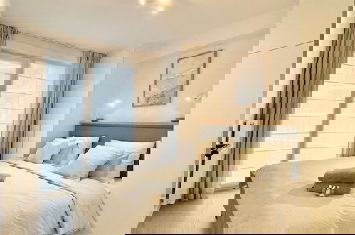 Photo 25 - Spacious Bright Apartment Steps From the Beach i