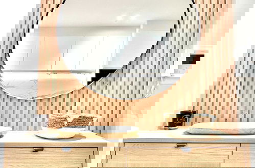 Photo 11 - Spacious Bright Apartment Steps From the Beach i