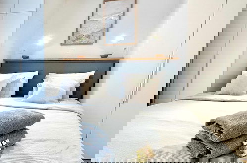 Photo 26 - Spacious Bright Apartment Steps From the Beach i
