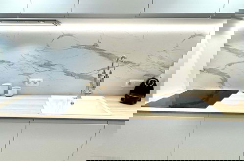 Photo 12 - Spacious Bright Apartment Steps From the Beach i