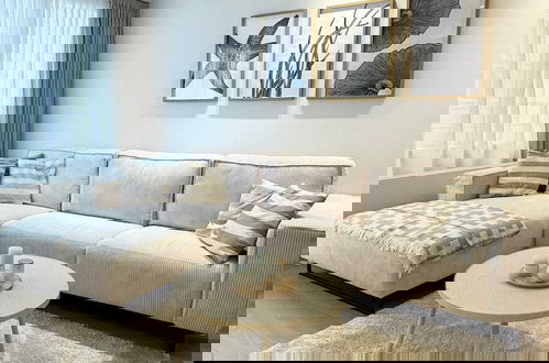 Photo 7 - Spacious Bright Apartment Steps From the Beach i