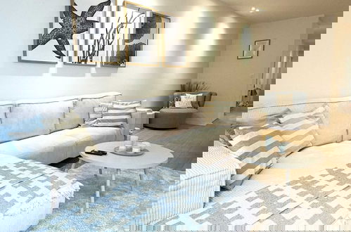 Photo 20 - Spacious Bright Apartment Steps From the Beach i