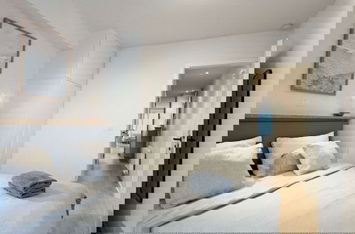Photo 24 - Spacious Bright Apartment Steps From the Beach i