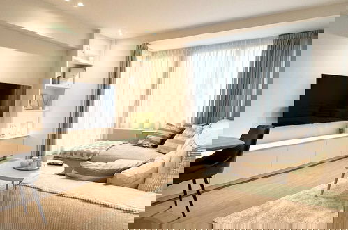 Photo 13 - Spacious Bright Apartment Steps From the Beach i