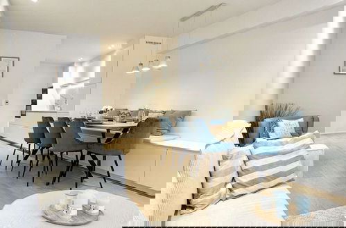 Photo 2 - Spacious Bright Apartment Steps From the Beach i