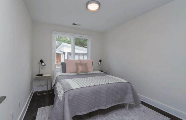 Luxe 4bdr w/ Balcony & Parking, 10 Mins to Broadway 9th Avenue by Avantstay - Photo 16