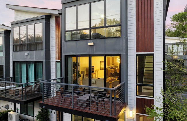 Luxe 4bdr w/ Balcony & Parking, 10 Mins to Broadway 9th Avenue by Avantstay - Photo 2