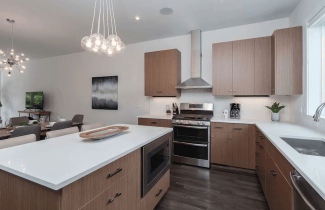 Luxe 4bdr w/ Balcony & Parking, 10 Mins to Broadway 9th Avenue by Avantstay - Photo 8