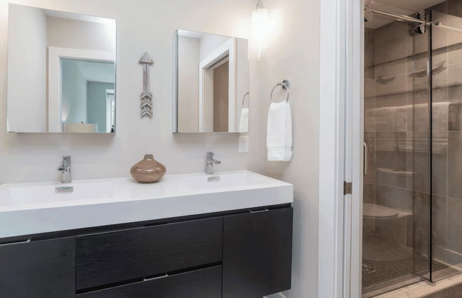 Luxe 4bdr w/ Balcony & Parking, 10 Mins to Broadway 9th Avenue by Avantstay - Photo 14