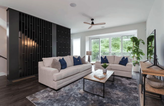 Luxe 4bdr w/ Balcony & Parking, 10 Mins to Broadway 9th Avenue by Avantstay - Photo 1