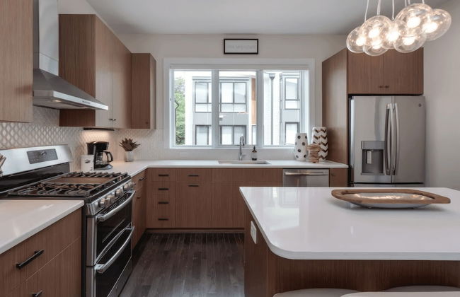 Luxe 4bdr w/ Balcony & Parking, 10 Mins to Broadway 9th Avenue by Avantstay - Photo 3