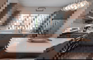 Foto 3 - Sleek Modern Stay w/ Balcony & Parking Near Broadway 9th Ave