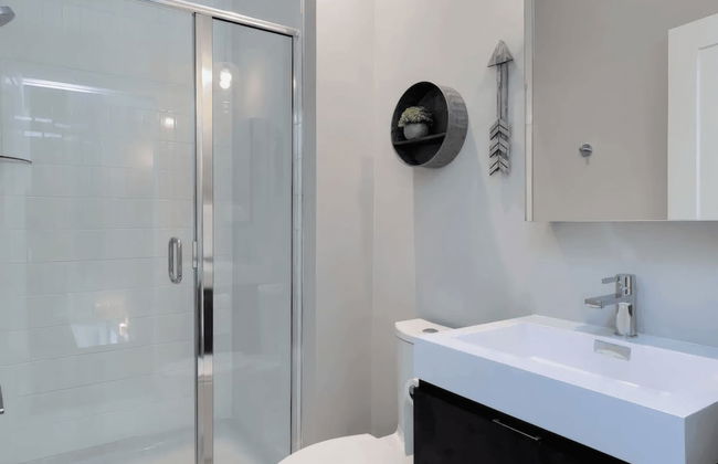 Luxe 4bdr w/ Balcony & Parking, 10 Mins to Broadway 9th Avenue by Avantstay - Photo 19