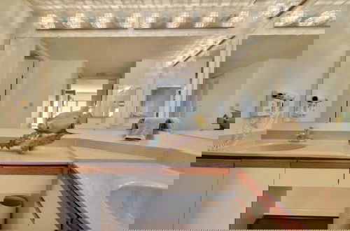 Foto 8 - Direct Oceanfront With Private Staircase To Beach Prestigious Islamorada Condocomplex 2 Bedroom Condo by RedAwning