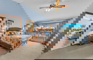 Foto 2 - Beautiful Water Views From Every Room In The House 3 Bedroom Home by RedAwning