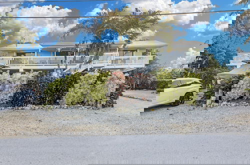 Foto 41 - Beautiful Water Views From Every Room In The House 3 Bedroom Home by RedAwning