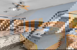 Foto 3 - Beautiful Water Views From Every Room In The House 3 Bedroom Home by RedAwning