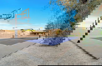 Foto 2 - Pool, Sports Court, Game Garage, Fire Pit, & Casita Olivano Ranch by Avantstay