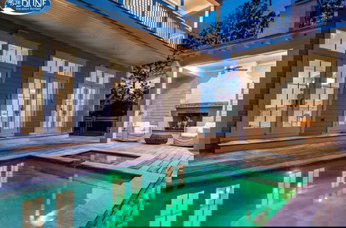 Foto 1 - 'here Comes The Sun' Has A Private Pool, 6 Seat Golf Cart, And Stunning Outdoor Living Space 4 Bedroom Home by RedAwning