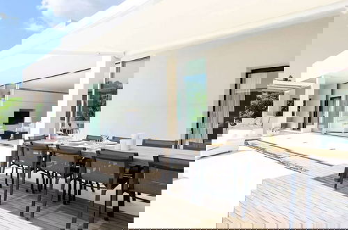 Foto 36 - Stylish Villa With Infinity Pool