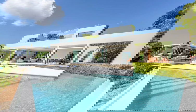 Foto 1 - Stylish Villa With Infinity Pool