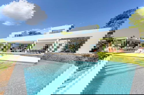 Foto 1 - Stylish Villa With Infinity Pool