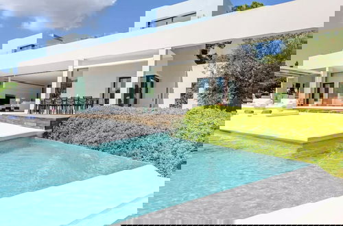 Foto 24 - Stylish Villa With Infinity Pool