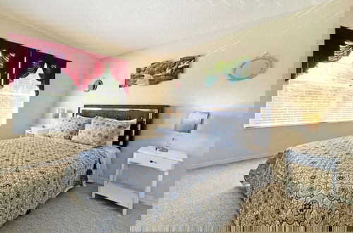 Foto 6 - Golden Beach Villa 6 Bedroom Home by RedAwning