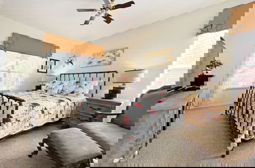 Foto 2 - Golden Beach Villa 6 Bedroom Home by RedAwning