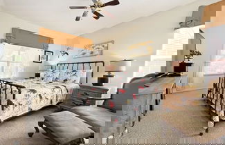 Foto 2 - Golden Beach Villa 6 Bedroom Home by RedAwning