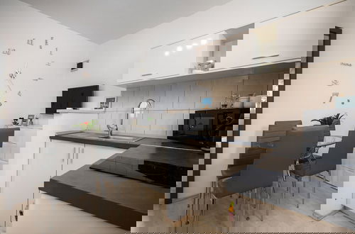 Foto 7 - Beautiful Apartment With Parking Space