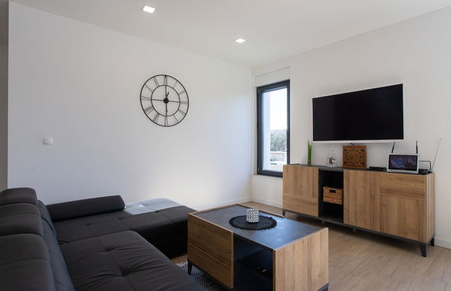 Dazzling Kaštel Novi Villa With Private Pool and Scenic Sea Views - Foto 19
