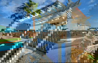 Foto 3 - Leave of Absence Luxe Coastal Stay w Pool Outdoor Dining Minutes to Beach
