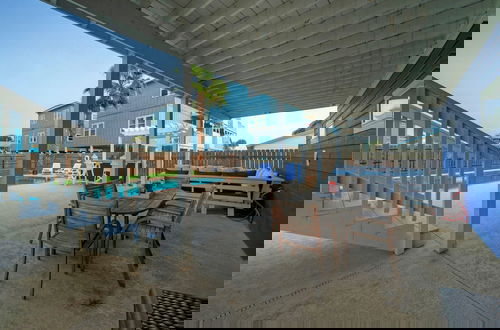 Foto 37 - Leave of Absence Luxe Coastal Stay w Pool Outdoor Dining Minutes to Beach