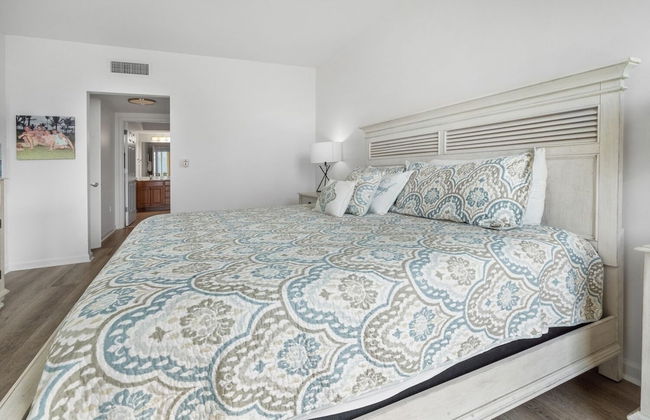 Picture Perfect 2 Bedroom Condo by RedAwning - Photo 5