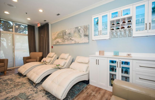 Picture Perfect 2 Bedroom Condo by RedAwning - Photo 2
