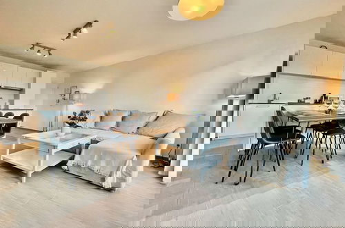 Photo 6 - Modern 2BR 1.5 BA Near Diamond District by Oneluxstay